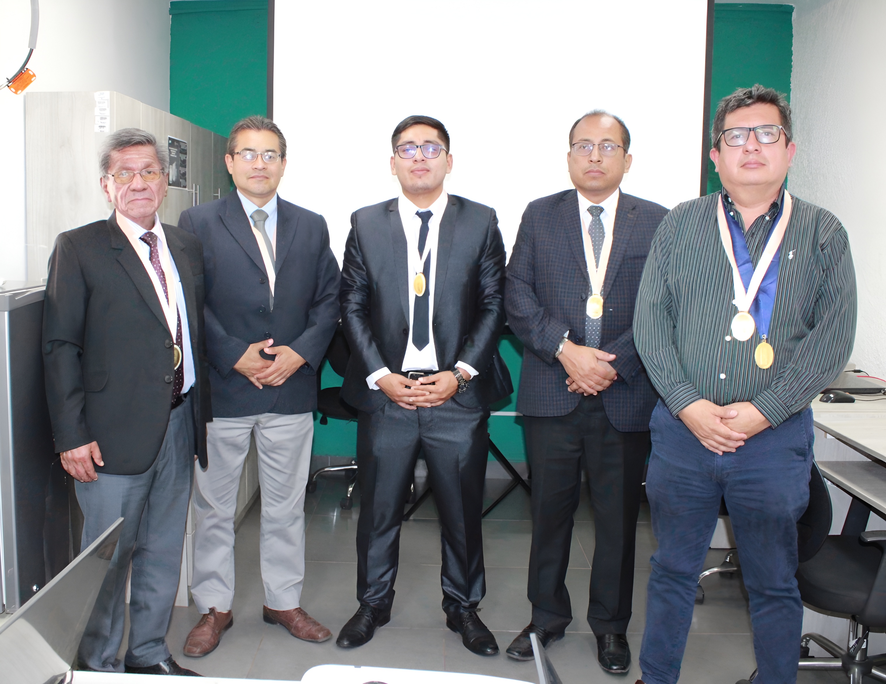 Noticia: Se evalúan proyectos de titulación orientados a gestión pública, conectividad y control industrial