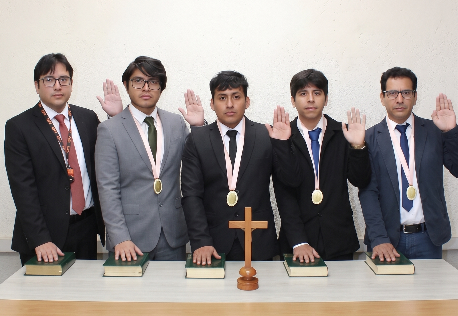 Noticia: Egresados de la FIEI sustentan con éxito sus trabajos de investigación y obtienen el título profesional