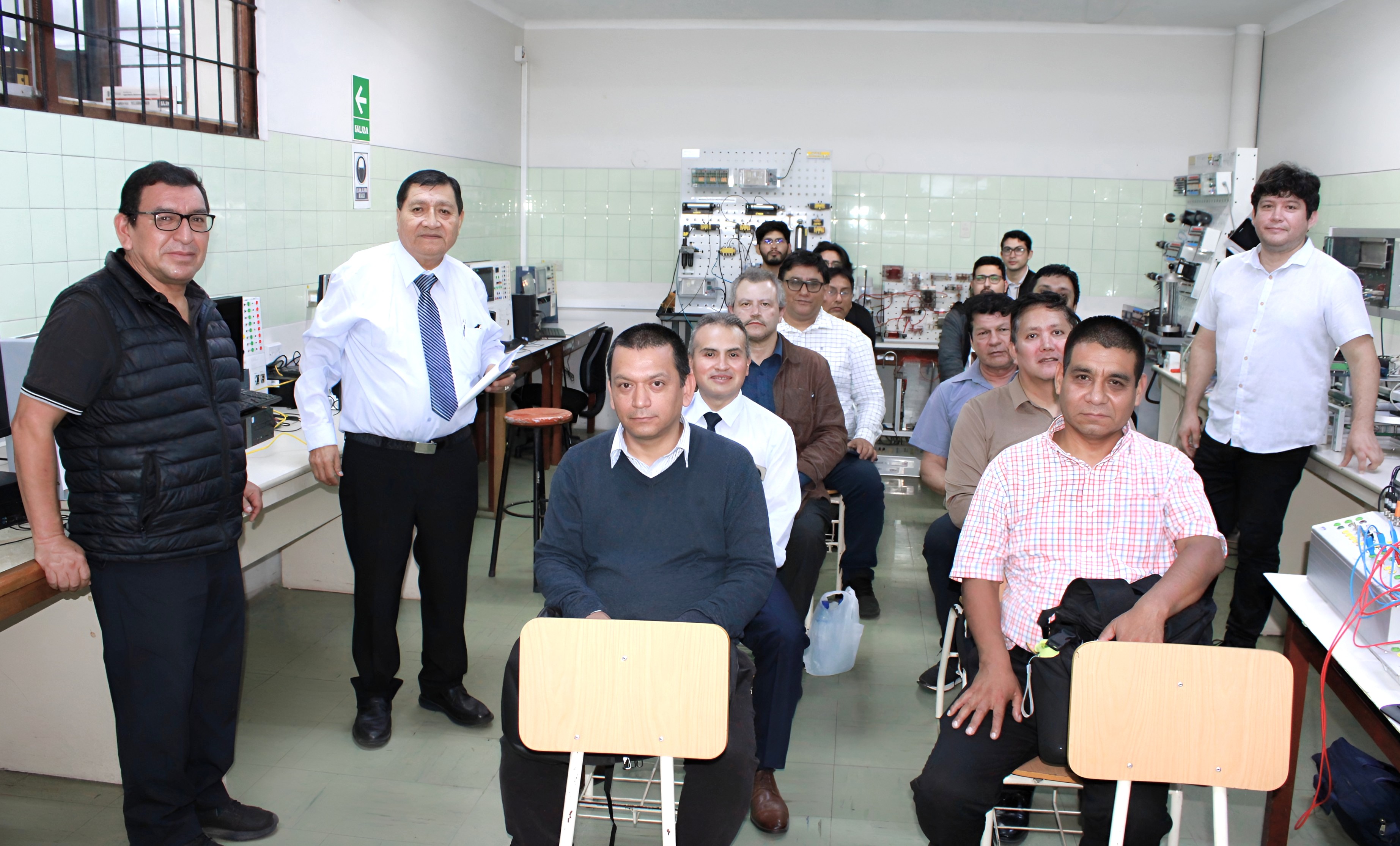 Noticia: FIEI capacita a docentes en el uso de sistema modular para automatización industrial y mecatrónica