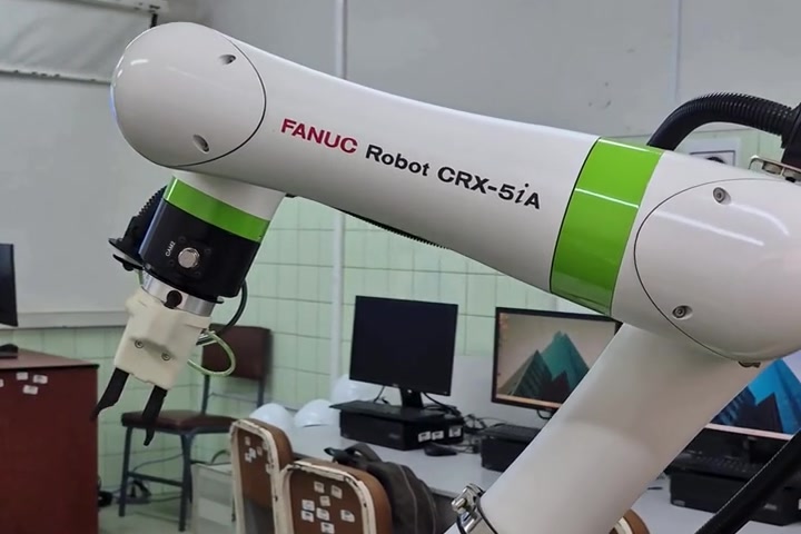 Noticia: La FIEI incorpora un brazo robótico para la enseñanza de ingeniería