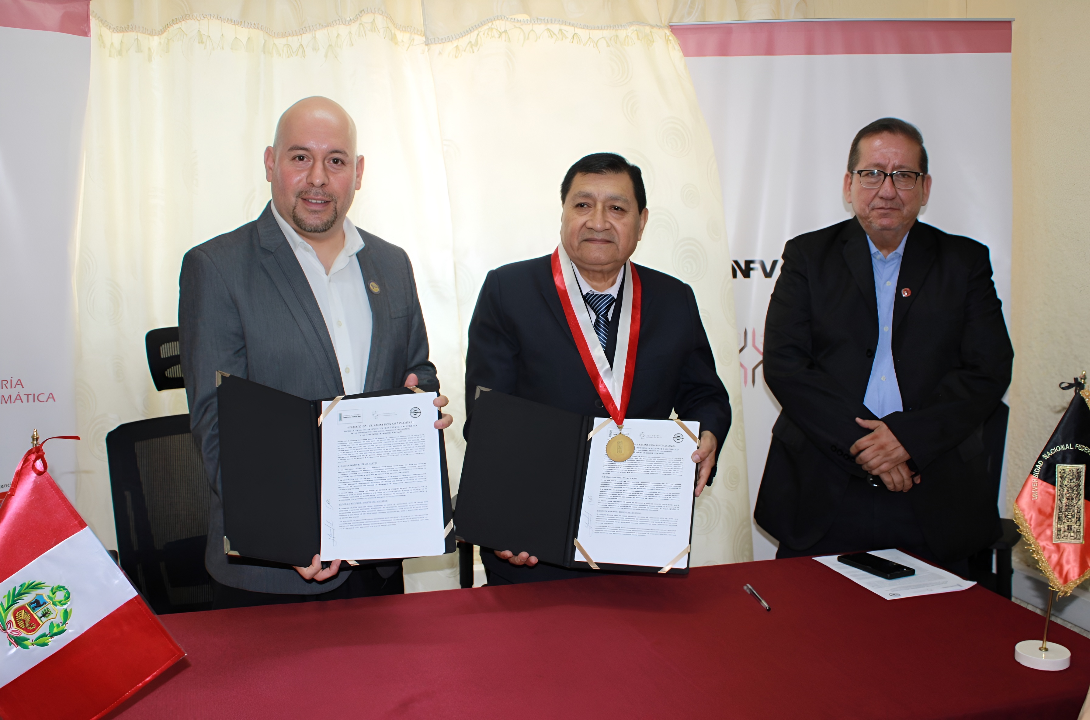 Noticia: FIEI y Business Contact suscriben acuerdo para vincular proyectos universitarios con el sector empresarial